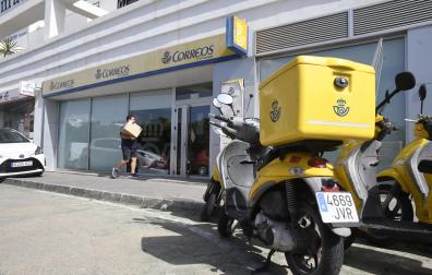 Fotografía de la oficina de correos de Mojácar (Almería) donde la trama que supuestamente intentaba comprar votos por correo