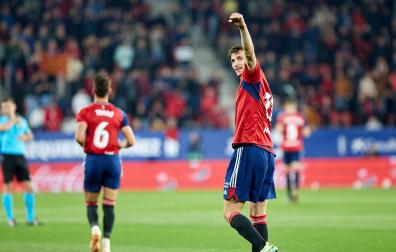 Budimir dedica a la grada el primer gol del partido