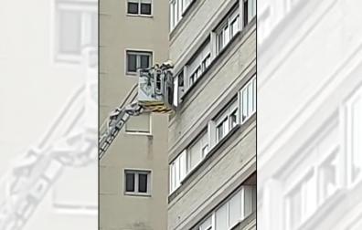 Vídeo con el rescate de personas en el incendio de un piso en Barañáin
