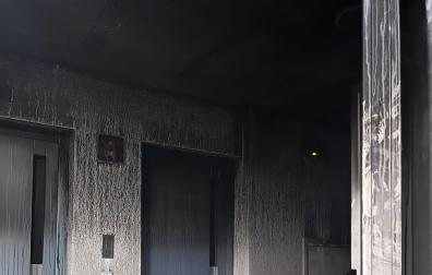Así quedó el rellano y las escaleras de la planta afectada por el incendio