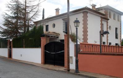 La Guardia Civil ha abierto una investigación a raíz del hallazgo este sábado de los cuerpos sin vida de una mujer de 38 años, embarazada, y de su hijo de 3 años en un chalé del término municipal de Las Gabias (Granada)