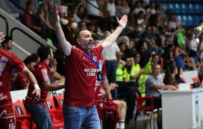 Fotos del Helvetia Anaitasuna tras el partido ante el Logroño y despedida de Carlos Chocarro e Ibai Meoki.