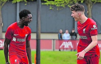 Elijah Gift, a la izquierda, celebra un gol con el juvenil del Liverpool