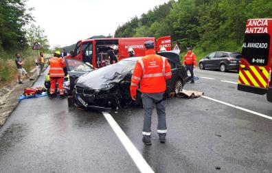El automóvil implicado en la PA-30 en Arre tras el accidente