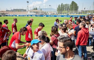 Los jugadores de Osasuna firman autógrafos tras finalizar la sesión de este miércoles en Tajonar