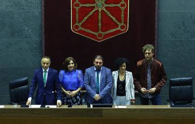 LA MESA SALIENTE: Juan Luis Sánchez de Muniáin y Yolanda Ibáñez (NA+), el presidente Unai Hualde (Geroa Bai), Inma Jurío (PSN) y Maiorga Ramírez (Bildu)