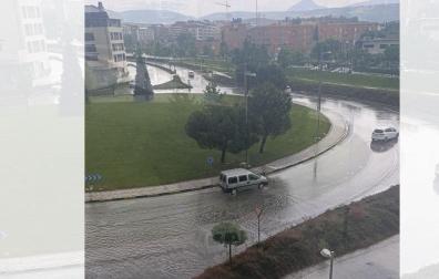 Los bomberos han tenido que intervenir en la rotonda junto al Club de Marketing, por la charca que se ha creado como consecuencia de la lluvia de esta tarde.