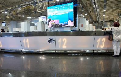 Vista de uno de los mostradores de la oficina de Correos de Cibeles, en Madrid