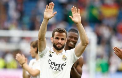 Nacho saluda al público tras el encuentro contra el Athletic Club