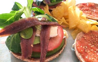 Así queda el bocadillo de anchoas, aguacte y...