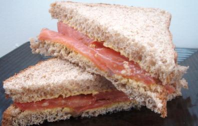 Sandwich integral de salmón y mostaza
