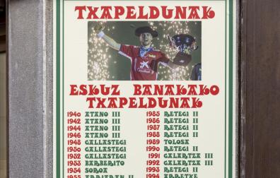 Cuadro con el cartel de campeones de pelota mano a lo largo de la historia del bar Kantxa junto al frontón Labrit.