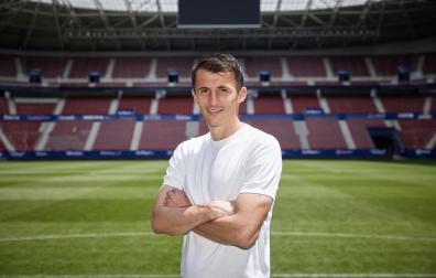 Ante Budimir posa en El Sadar el día después de su doblete contra el Girona para firmar el billete a Europa