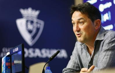 El director deportivo del C.A. Osasuna, Braulio Vázquez, durante la rueda de prensa de este martes