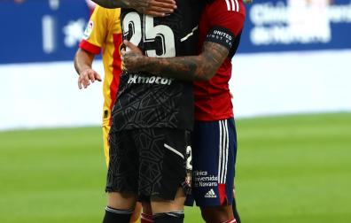 Abrazo entre Aridane y Aitor Fernández tras ganar al Girona