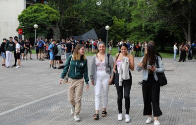 Cuatro jóvenes caminan en la UPNA en la primera jornada de exámenes de esta EvAU. Son mayoría tanto en la Selectividad como en la universidad