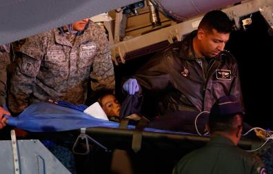 Uno de los niños, durante su evacuación