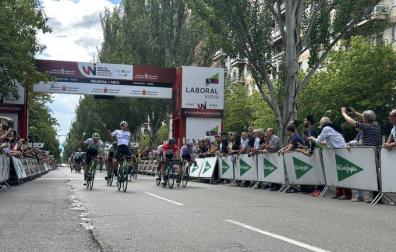 Thomas Silva entra victorioso en la meta de Pamplona