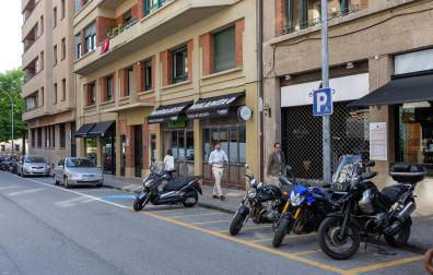 Plazas de motos y de movilidad reducida junto a tres establecimientos de hostelería de la calle García Castañón