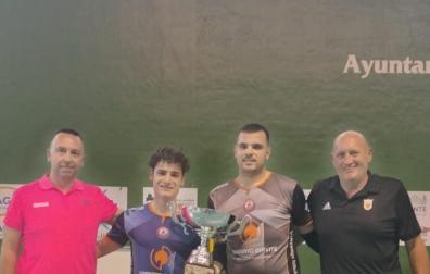 El Cintruénigo recogió el trofeo de campeón de Tercera en la ida.