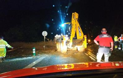 Trabajos de limpieza en la N-121-A tras desprendimientos en la calzada