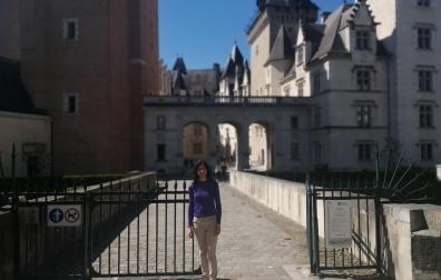 Begoña Pro, delante del château de Pau (Francia) donde nació Henry III rey de Navarra