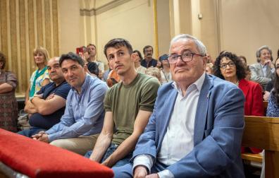 Luis Sabalza, junto a Budimir, Braulio y Cata, en la última misa de Escalera de San Fermín