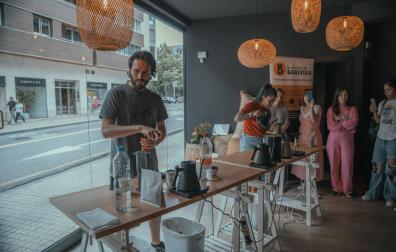 Rafa Vicente prepara un café con el sistema Aeropress, durante la competición en Cafés Morenos