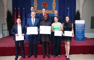 De izda. a dcha., fila trasera: Juan Bautista Cartes; el rector, Ramón Gonzalo; y Joaquín Mencos. Fila delantera, de izda. a dcha.: Jeovanny Encalada (premiado), el rector de la UAB, Javier Lafuente Sancho; Philip Obaji (premiado); Sara Casanellas y Susana Hadzhieva (premiadas)