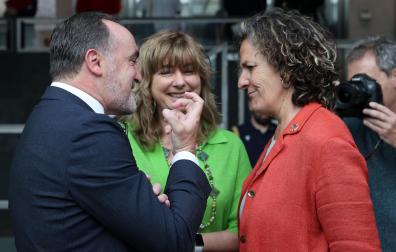 Javier Esparza bromea con Ana Ollo e Itziar Gómez, consejeras de Geroa Bai, en el atrio del Parlamento