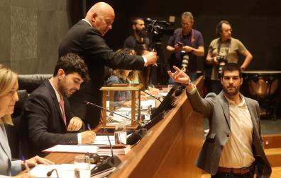 El líder de IU, Carlos Guzmán, en la sesión constitutiva del Parlamento de Navarra