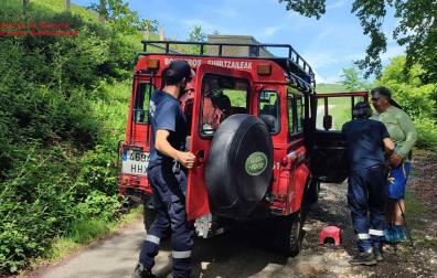 Los bomberos auxilian a un peregrino exhausto cerca de Ibañeta