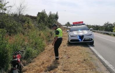 Guardia Civil de Navarra atiende una salida de vía de un motorista