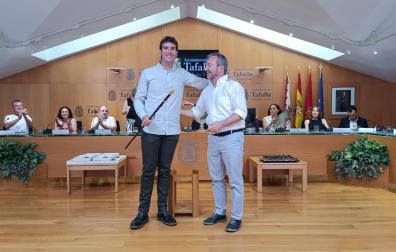 Xabier Alcuaz Andueza, recibiendo la vara de mando en Tafalla de su predecesor, Jesús arrizubieta, de EH Bildu también