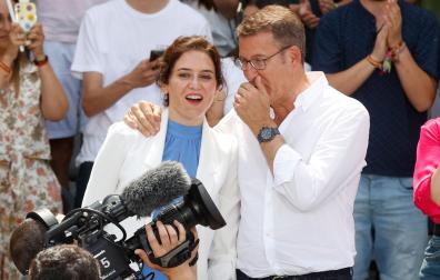 El líder del PP, Alberto Núñez Feijóo, y la presidenta de la Comunidad de Madrid, Isabel Díaz Ayuso, durante su participación en el acto "Pasar página e iniciar el cambio en España", este domingo en Madrid