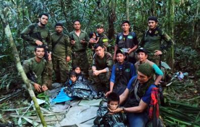Fotografía cedida hoy por las Fuerzas Militares de Colombia que muestra a soldados e indígenas junto a los niños rescatados. EFE/ Fuerzas Militares de Colombia