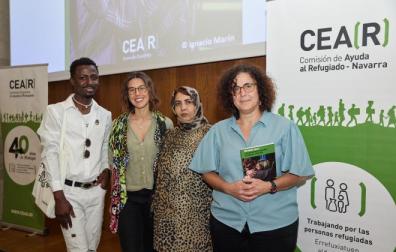 Desde la izda.:el maliense Abdulaye Sangare, Estíbaliz San Juan (abogada de CEAR Navarra), la afgana Safia Jan Mohammad e Idoia Oneca (coordinadora de CEAR Navarra)