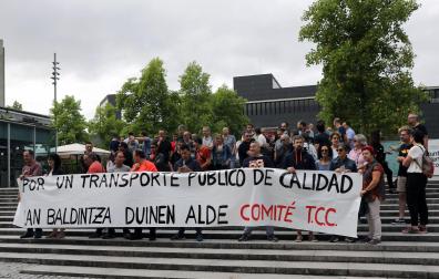 Protesta de los conductores de villavesa este miércoles frente a la Mancomunidad
