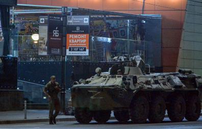Militares rusos bloquean una calle en el centro de Rostov después de que una compañía del Grupo Wagner haya ocupado el edificio del cuartel general del Distrito Militar del Sur