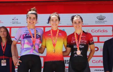 La pamplonesa Idoia Eraso (dcha.) consiguió la plata en la prueba en línea de los campeonatos de España de ciclismo en la categoría sub23