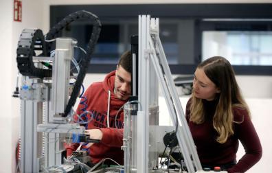 Dos alumnos de automatización y robótica de un grado superior de FP en Salesianos.