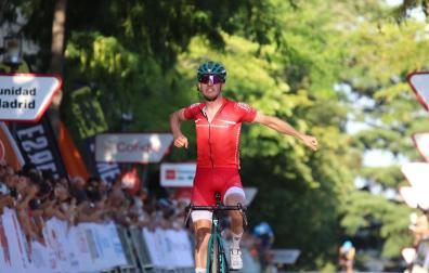El ciclista de Cortes Unai Aznar celebra con rabia su victoria en la prueba en línea sub23 del Campeonato de España