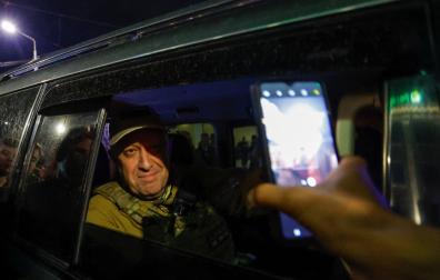 El jefe mercenario del grupo Wagner, Yevgeny Prigozhin, abandona la sede del Distrito Militar del Sur en medio de la retirada del grupo de la ciudad de Rostov-on-Don (Rusia) tras poner fin a su rebelión contra Putin