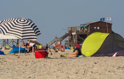 Las neveras con comida bajo la sombrilla son tan protagonistas en verano como darse un chapuzón en el mar o la piscina