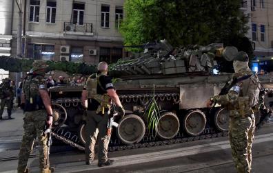 Militares del grupo Wagner Group se preparan para salir del centro de Rostov junto a un o de sus tanques