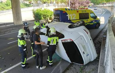 Estado en el que quedó el vehículo tras accidentarse bajo el puente de San Jorge