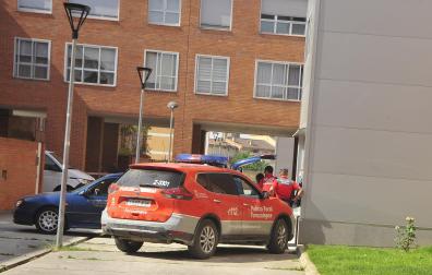 La Policía Foral, junto a la vivienda donde se produjeron los hechos el año pasado