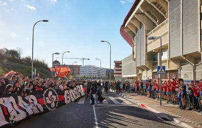 Los jugadores de Osasuna, a la derecha, junto a los aficionados la víspera del choque de vuelta de la Copa del Rey que disputaron en San Mamés