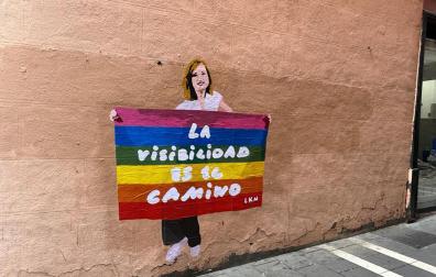 Mural de LKN con la alcaldesa Ibarrola con motivo del Día del Orgullo