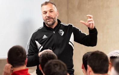 Josu Domínguez, durante una chara a los componente de Osasuna Genuine